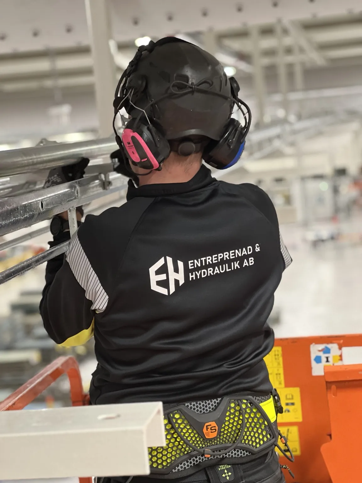Hydraulikarbete utfört av EH Hydraulik i industrimiljö