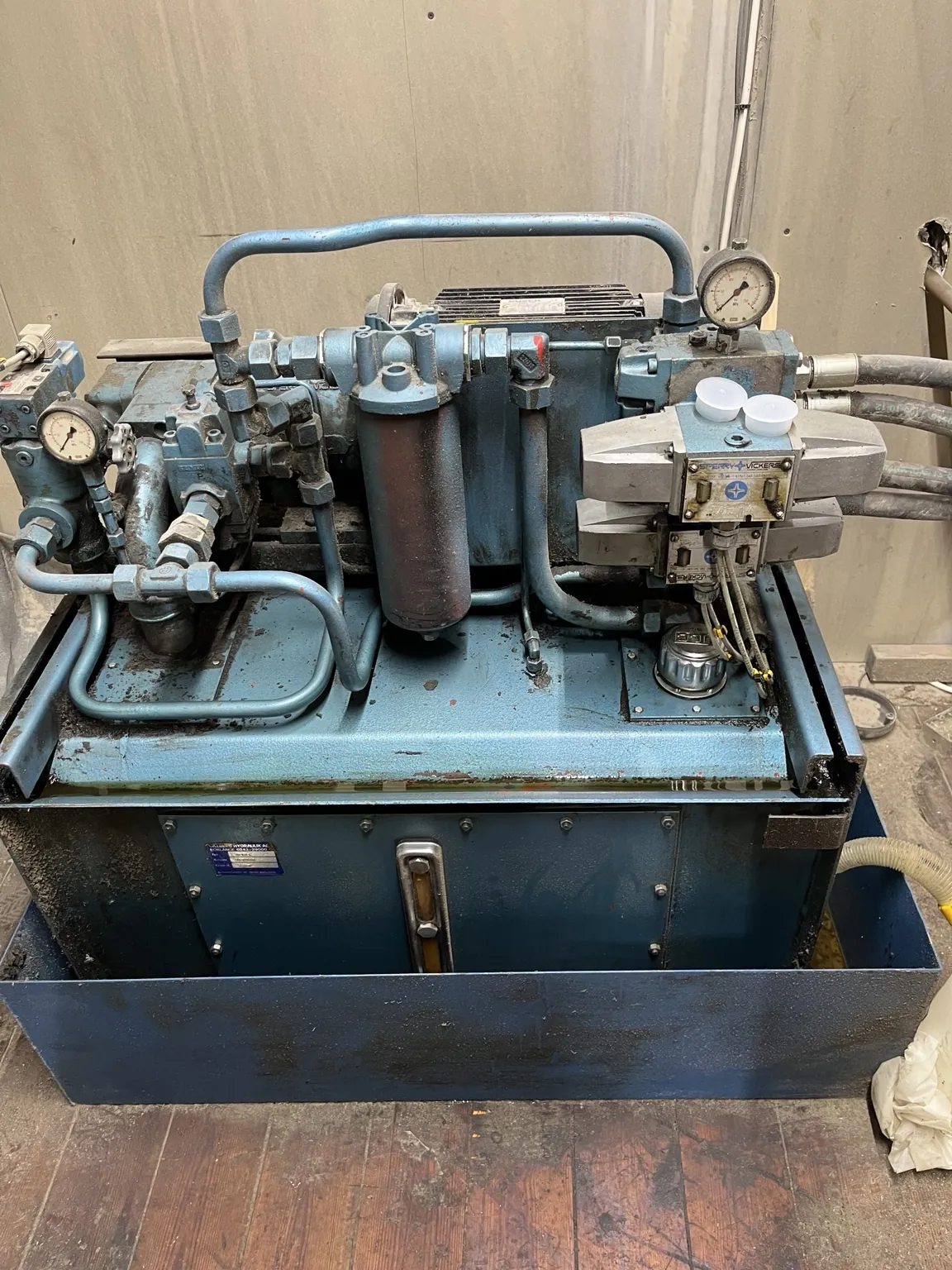 Hydrauliskt aggregat under service med pumpar, ventiler och manometrar