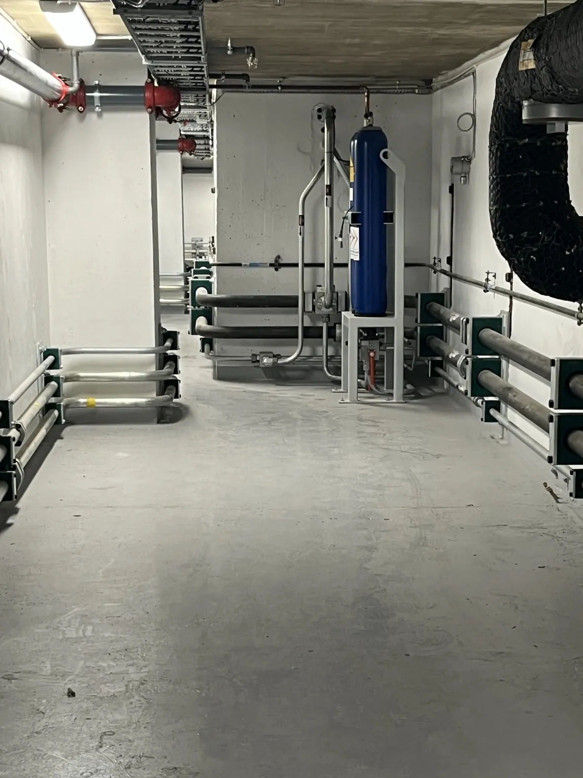 Rör och hydraulisk utrustning monterade i industrianläggning